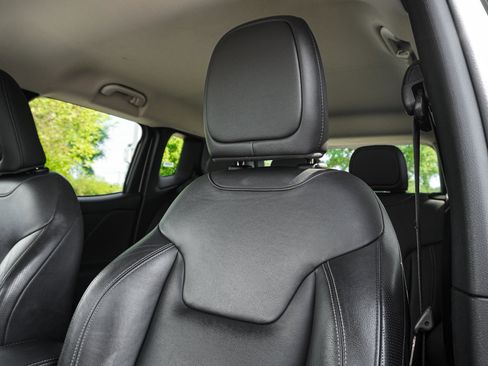 Used 2018 Jeep Renegade Limited w/ UConnect 8.4 Nav Group AWD/4WD image 16