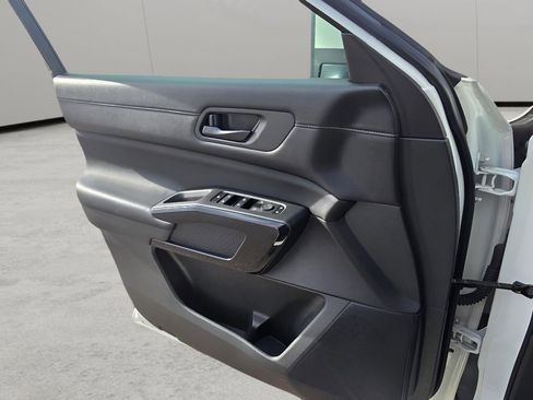 Used 2024 Nissan Pathfinder SV image 26