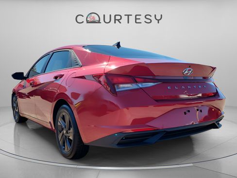 Used 2022 Hyundai Elantra SEL w/ Convenience Package image 3