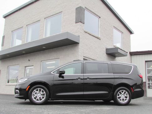 Used 2025 Chrysler Pacifica Select image 9