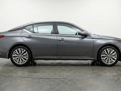 Used 2025 Nissan Altima 2.5 SV FWD image 11