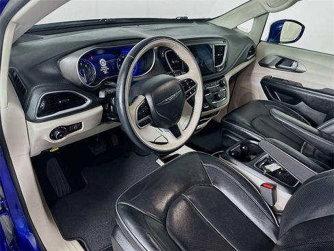 Used 2018 Chrysler Pacifica Limited w/ Tire & Wheel Group image 29