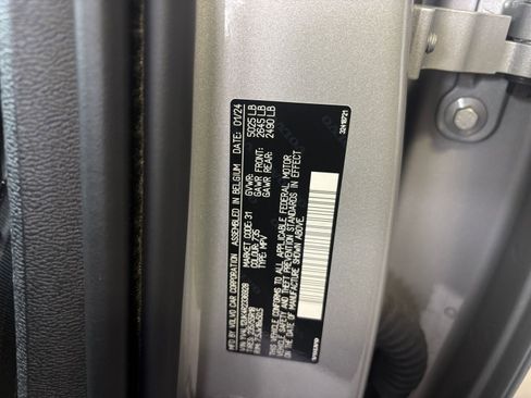 Used 2024 Volvo XC40 B5 Core image 32