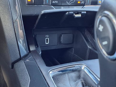 Used 2018 Ford Explorer XLT w/ Equipment Group 202A FWD image 15