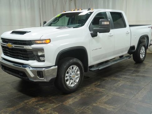 Used 2024 Chevrolet Silverado 2500 LT w/ Convenience Package AWD/4WD image 2