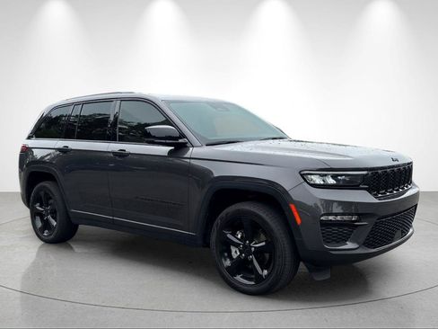 Used 2024 Jeep Grand Cherokee Limited w/ Black Appearance Package AWD/4WD image 7