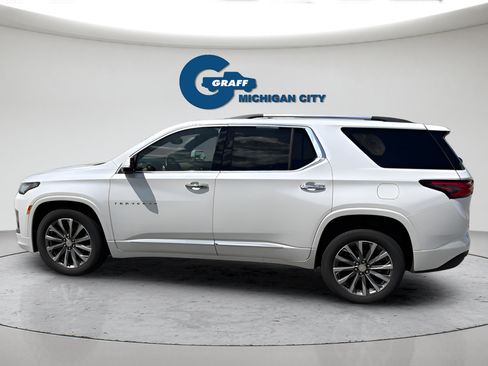 Used 2023 Chevrolet Traverse Premier AWD/4WD image 2