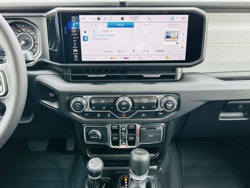 New 2025 Jeep Gladiator Sport image 19