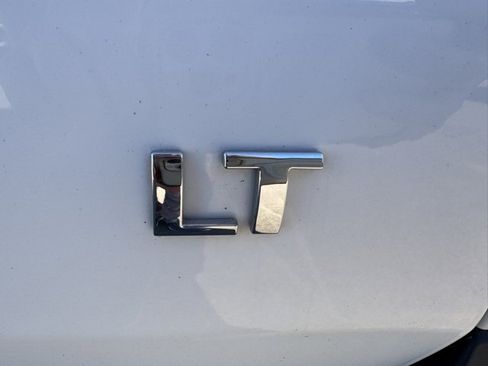 Used 2023 Chevrolet Traverse LT w/ LT Premium Package image 34