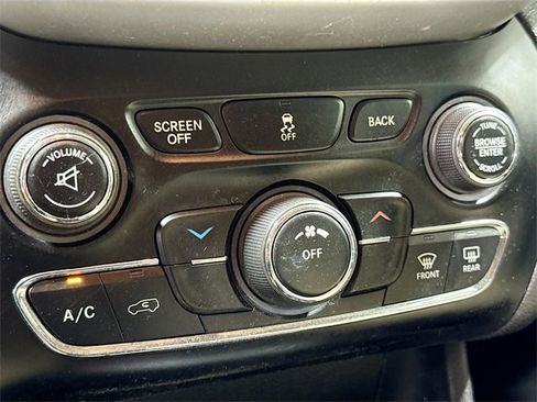 Used 2017 Jeep Cherokee Latitude image 17