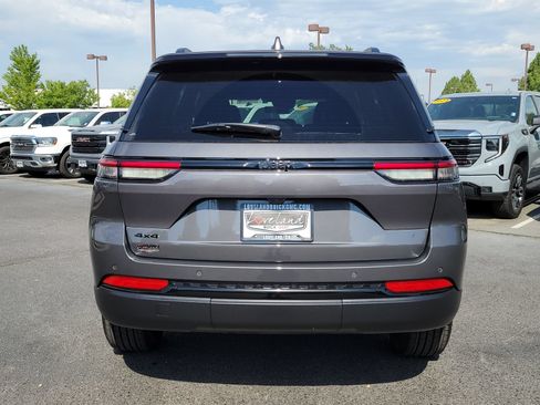 Used 2025 Jeep Grand Cherokee Altitude AWD/4WD image 10