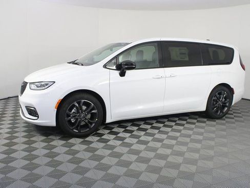 New 2026 Chrysler Pacifica Select image 2