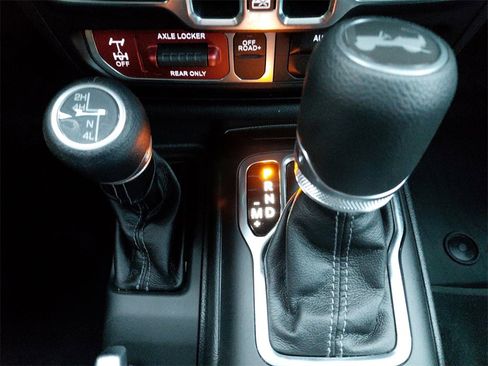 Used 2025 Jeep Wrangler Willys image 34