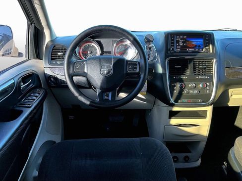 Used 2018 Dodge Grand Caravan SE w/ UConnect Hands-Free Group image 5