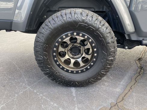 Used 2021 Jeep Gladiator Overland w/ Popular Equipment Package image 9