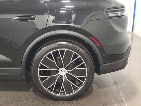 New 2026 Porsche Macan Electric RWD image 34