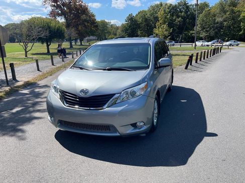 Used 2012 Toyota Sienna XLE image 13