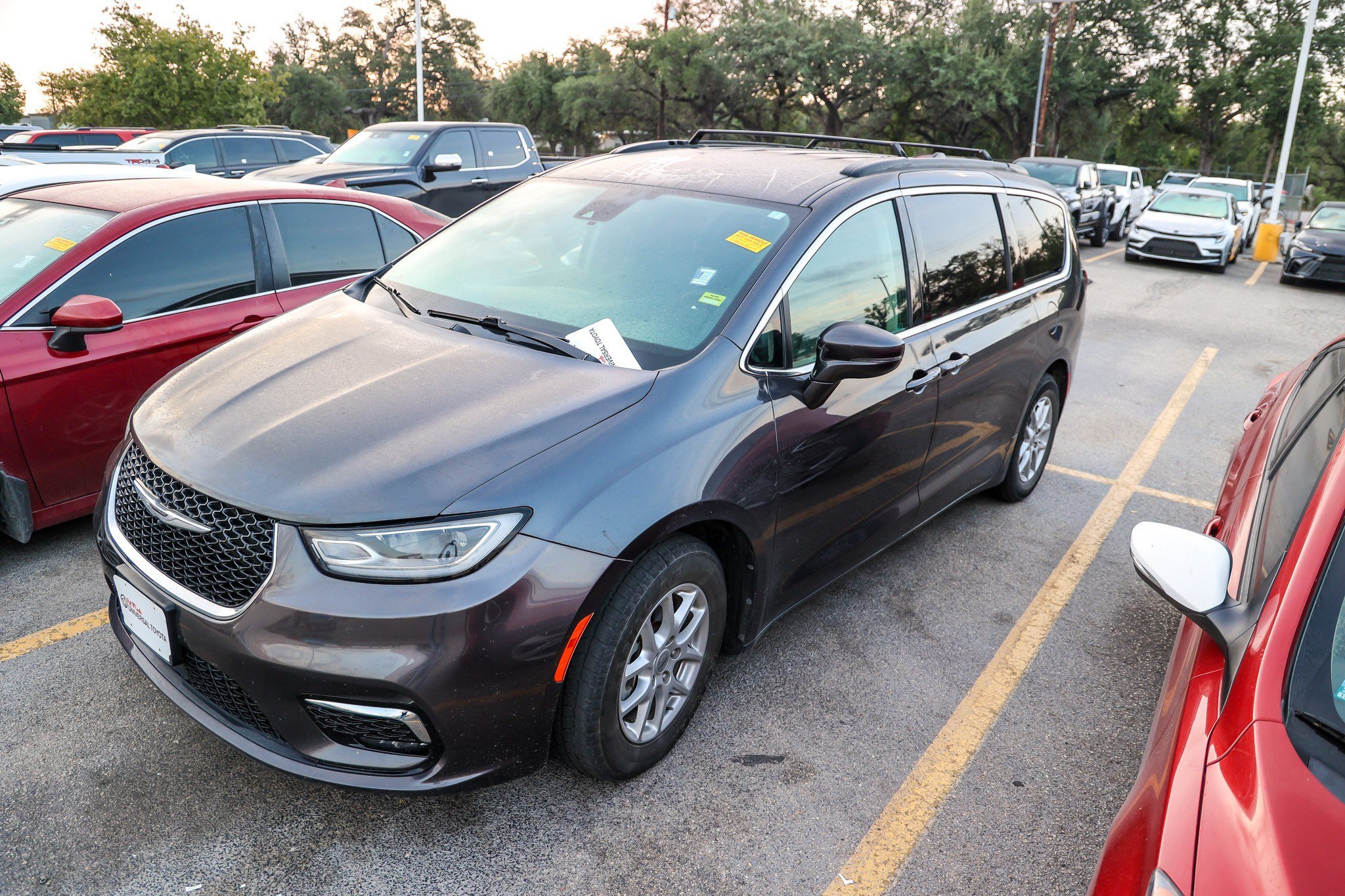 Used 2022 Chrysler Pacifica Touring-L FWD image 3