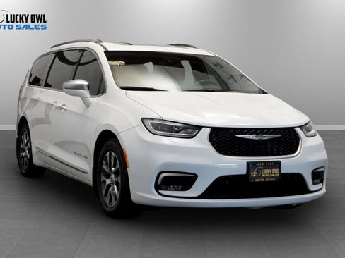 Used 2022 Chrysler Pacifica Pinnacle FWD image 3