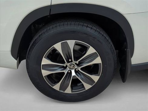 Certified 2024 Toyota Highlander XLE FWD image 9