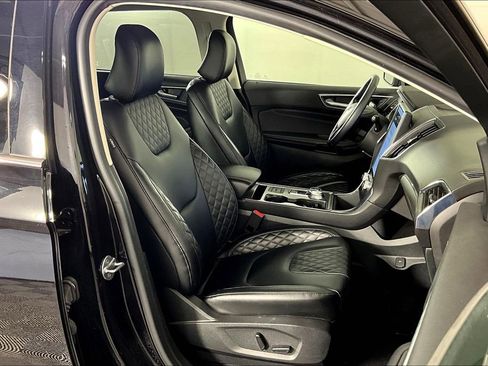 Used 2024 Ford Edge Titanium image 10