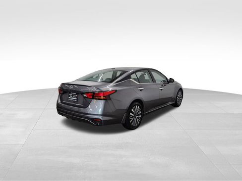 Used 2024 Nissan Altima 2.5 SV FWD image 8