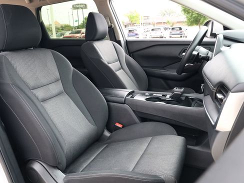 Used 2024 Nissan Rogue SV image 30