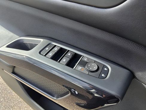 Used 2024 Nissan Pathfinder SV image 12