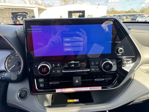 New 2025 Toyota Highlander FWD image 19