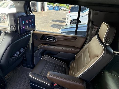 Used 2025 GMC Yukon XL Denali Ultimate w/ LPO, Illumination Package AWD/4WD image 6