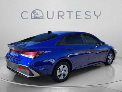 Used 2025 Hyundai Elantra SE FWD image 5
