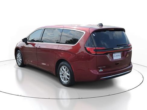 Used 2023 Chrysler Pacifica Touring-L FWD image 3