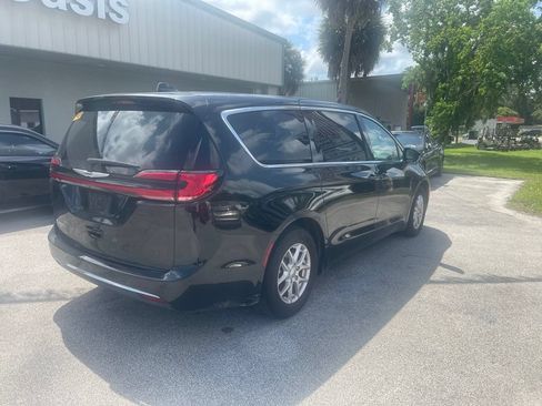 Used 2025 Chrysler Pacifica Select FWD image 7