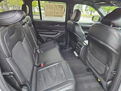 Used 2024 Jeep Grand Cherokee Altitude AWD/4WD image 16