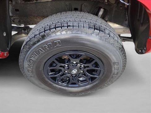 Used 2022 Toyota Tacoma SR5 w/ Technology Package RWD image 11