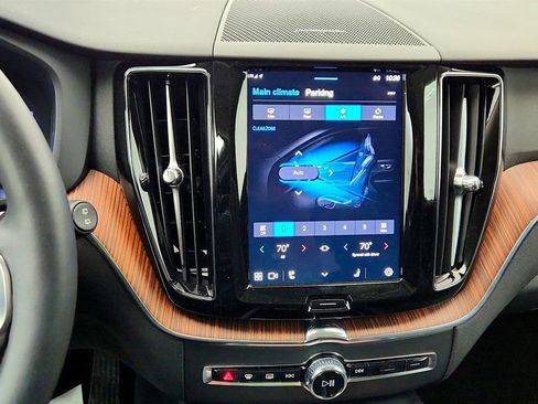 Used 2024 Volvo XC60 B5 Plus w/ Protection Package Premier image 18