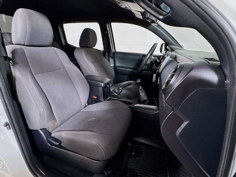Used 2018 Toyota Tacoma TRD Sport AWD/4WD image 25