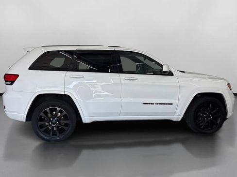 Used 2017 Jeep Grand Cherokee Altitude AWD/4WD image 11