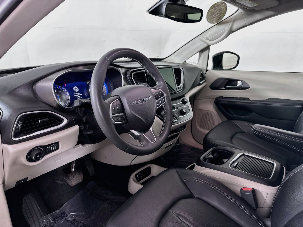 Certified 2024 Chrysler Pacifica Touring-L FWD image 16