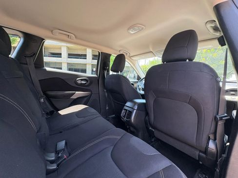 Used 2017 Jeep Cherokee Latitude FWD image 15