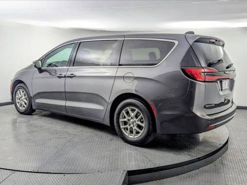 Used 2023 Chrysler Pacifica Touring-L image 6