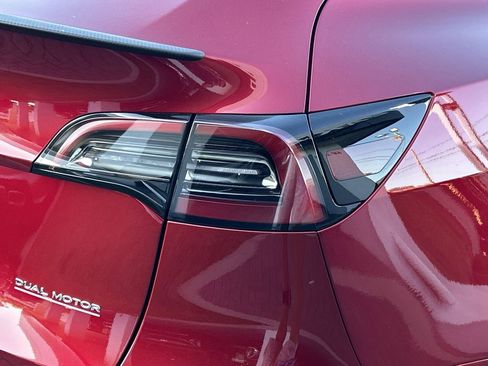 Used 2024 Tesla Model Y Performance image 9