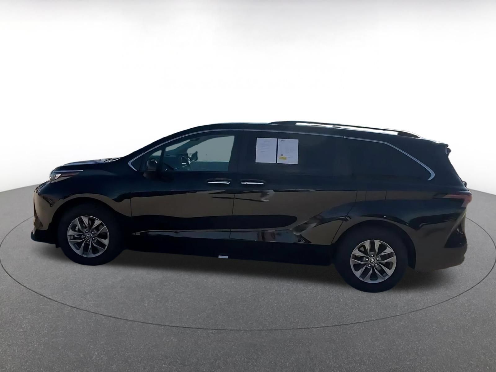 Used 2025 Toyota Sienna XLE FWD image 8