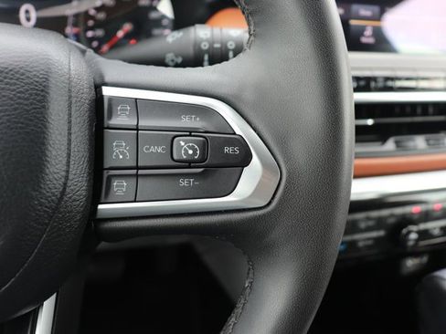 Used 2023 Jeep Compass Limited image 23