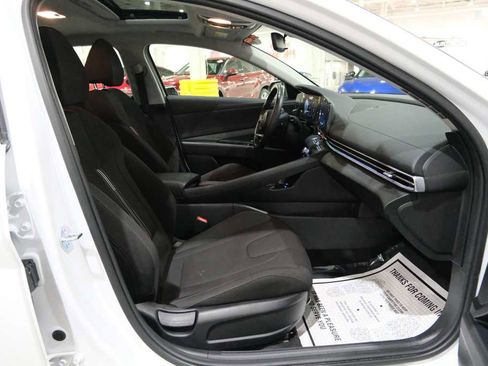 Used 2025 Hyundai Elantra SEL image 31