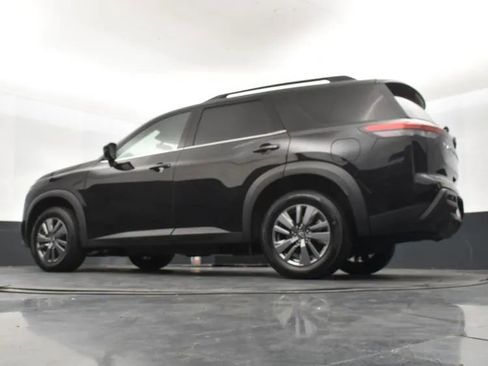 Used 2025 Nissan Pathfinder SV image 12