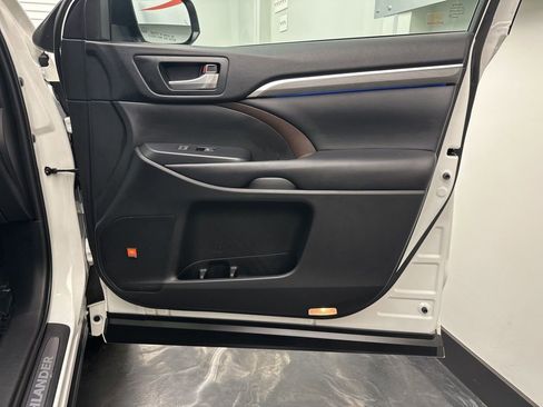 Used 2019 Toyota Highlander Limited Platinum AWD/4WD image 10