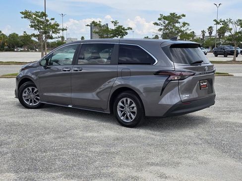 Used 2024 Toyota Sienna XLE AWD/4WD image 5