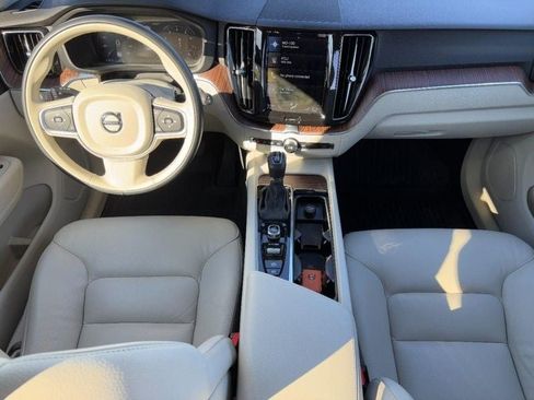 Used 2021 Volvo XC60 T5 Momentum w/ Climate Package image 11