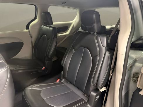 Used 2023 Chrysler Pacifica Touring-L FWD image 16
